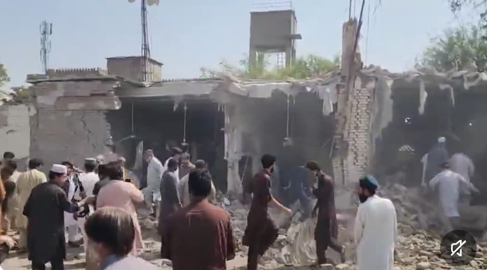پښتنوخوا کې ځانمرګي برید کې پینځه پولیس او ۱۱ نور کسان وژل شوي