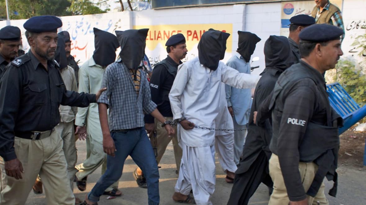پاکستان کې نیول شوي تورن کسان څنګه د پولیسو په حفاظت کې وژل کېږي؟
